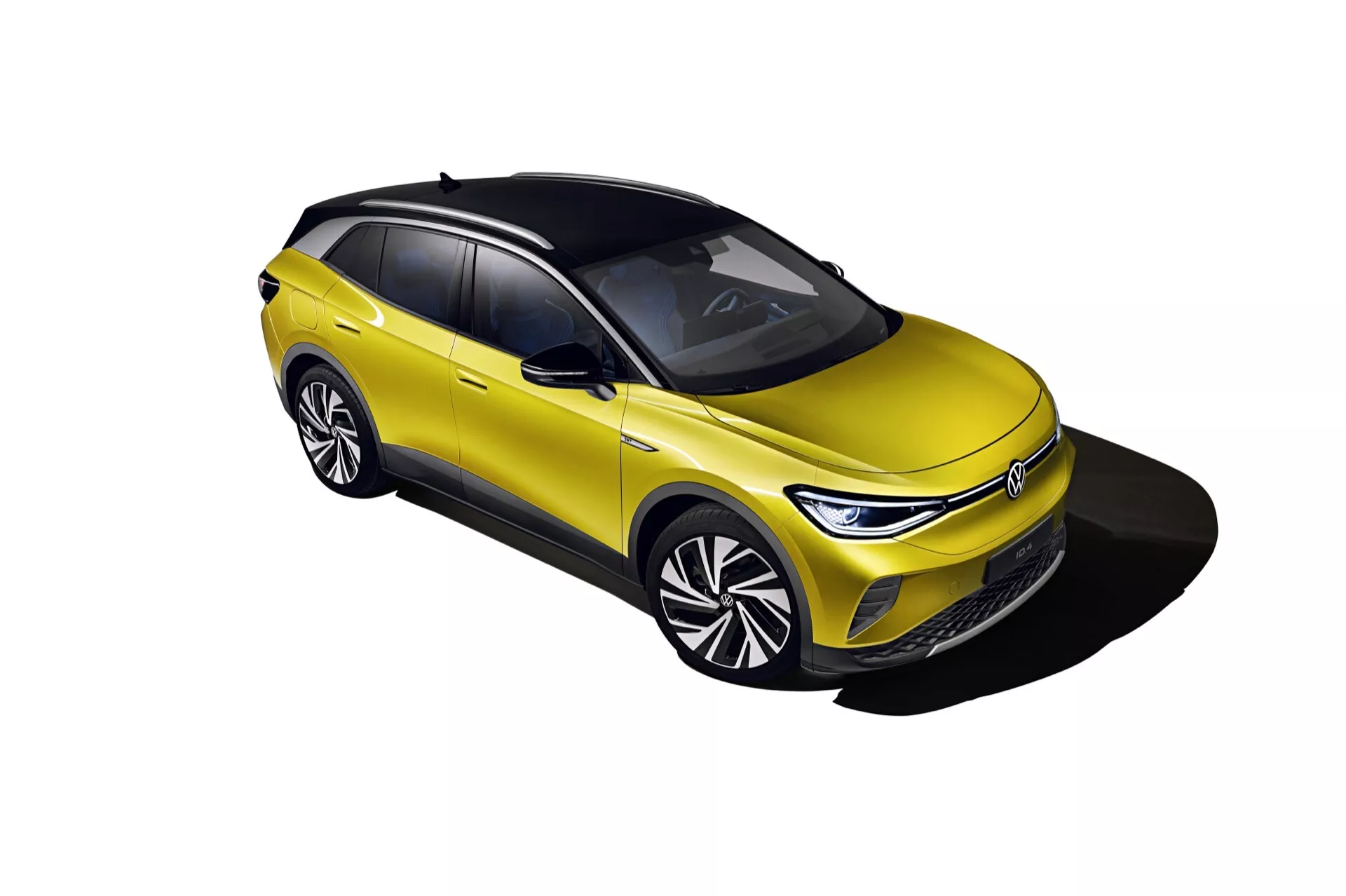 VW ID.4 av 1:a generationen från 2020 i lysande gul med svart tak, visas från ett högt vinkel med tre fjärdedels framifrån vy som visar den snygga designen, LED strålkastarna, aerodynamiska flerspakiga hjul och hela sidoprofilen mot en neutral bakgrund i syfte för marknadsföring.