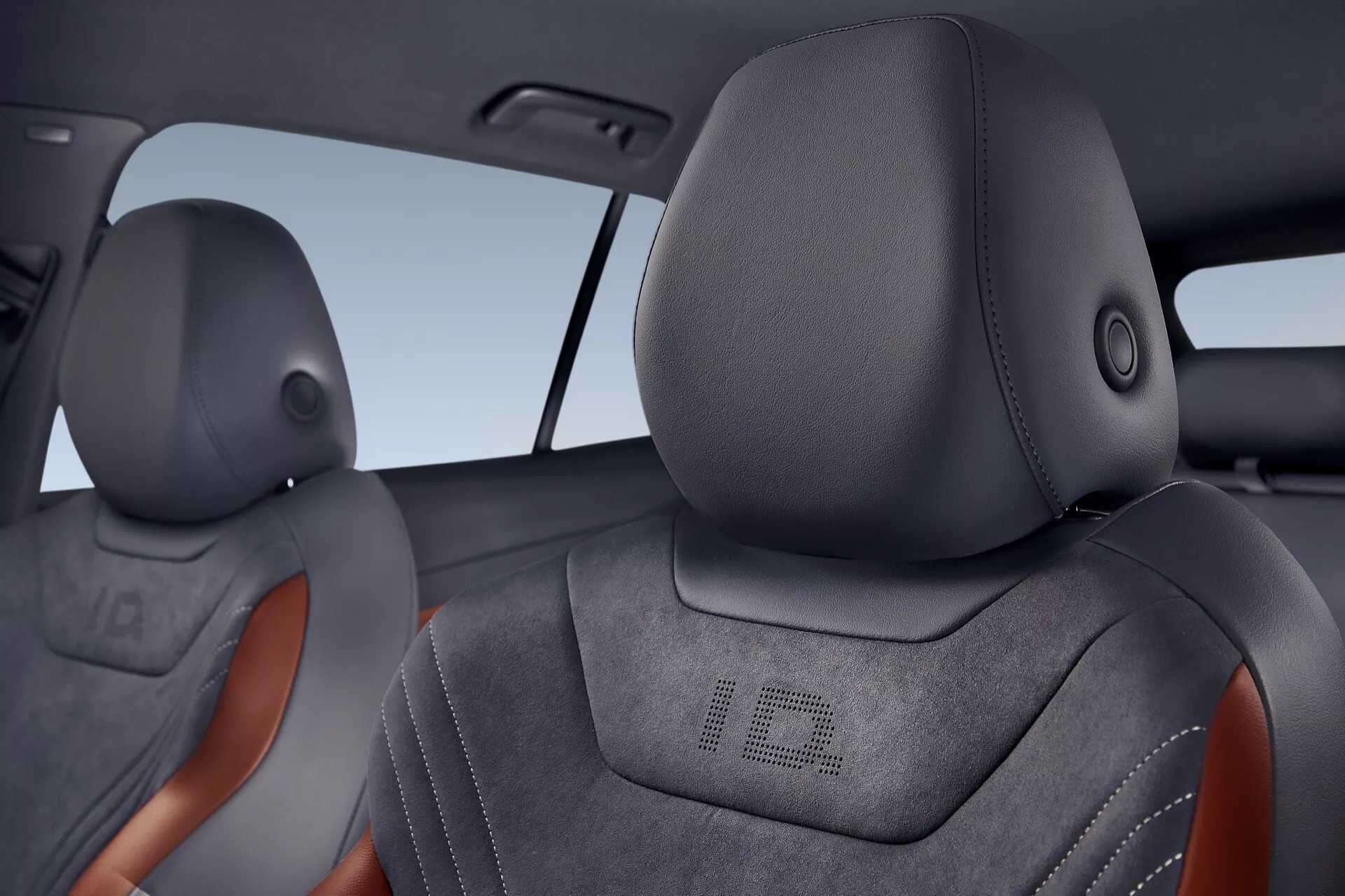 Interiörvy av en VW ID.4 2020 som visar framsätenas nackstöd med tvåfärgad klädsel och potentiella tekniska funktioner