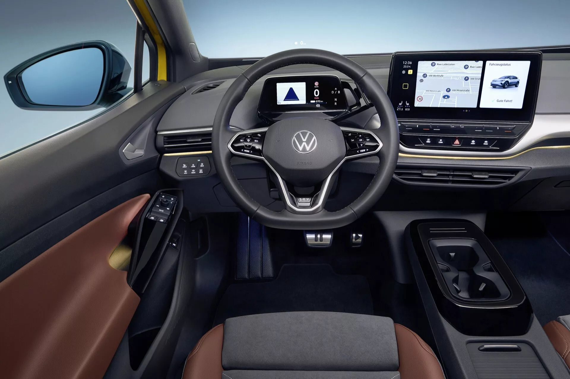 Interiörbild av en VW ID.4 2020 som visar fram instrumentpanelen, ett multifunktionsratt med tre ekrar, helt digital instrumentkluster, stor pekskärmsinfotainmentsystem, snygg mittkonsol med växelväljare, tvåtonigt premiummaterial, sidovysspegel och stämningsbelysning, framhävande modern bilteknologi och lyxfunktioner från perspektivet av baksätesområdet.