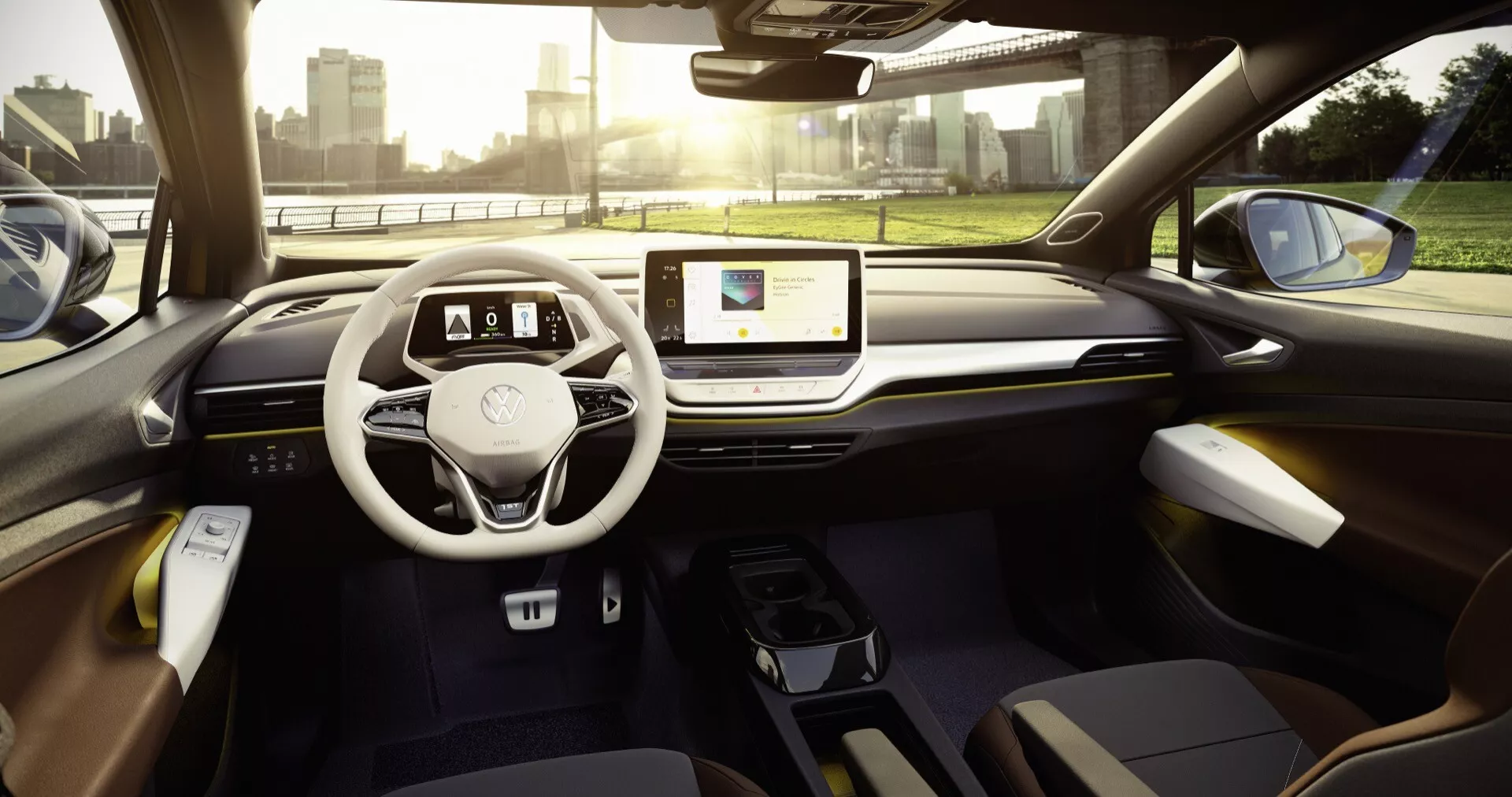 Interiörvy av en VW ID.4 2020 som visar förarsidan och mittkonsolen med en ratt med logotyp, digitala instrumentbrädor, pekskärmsinfotainmentsystem, minimalt med fysiska knappar och en modern automatisk växelväljare.