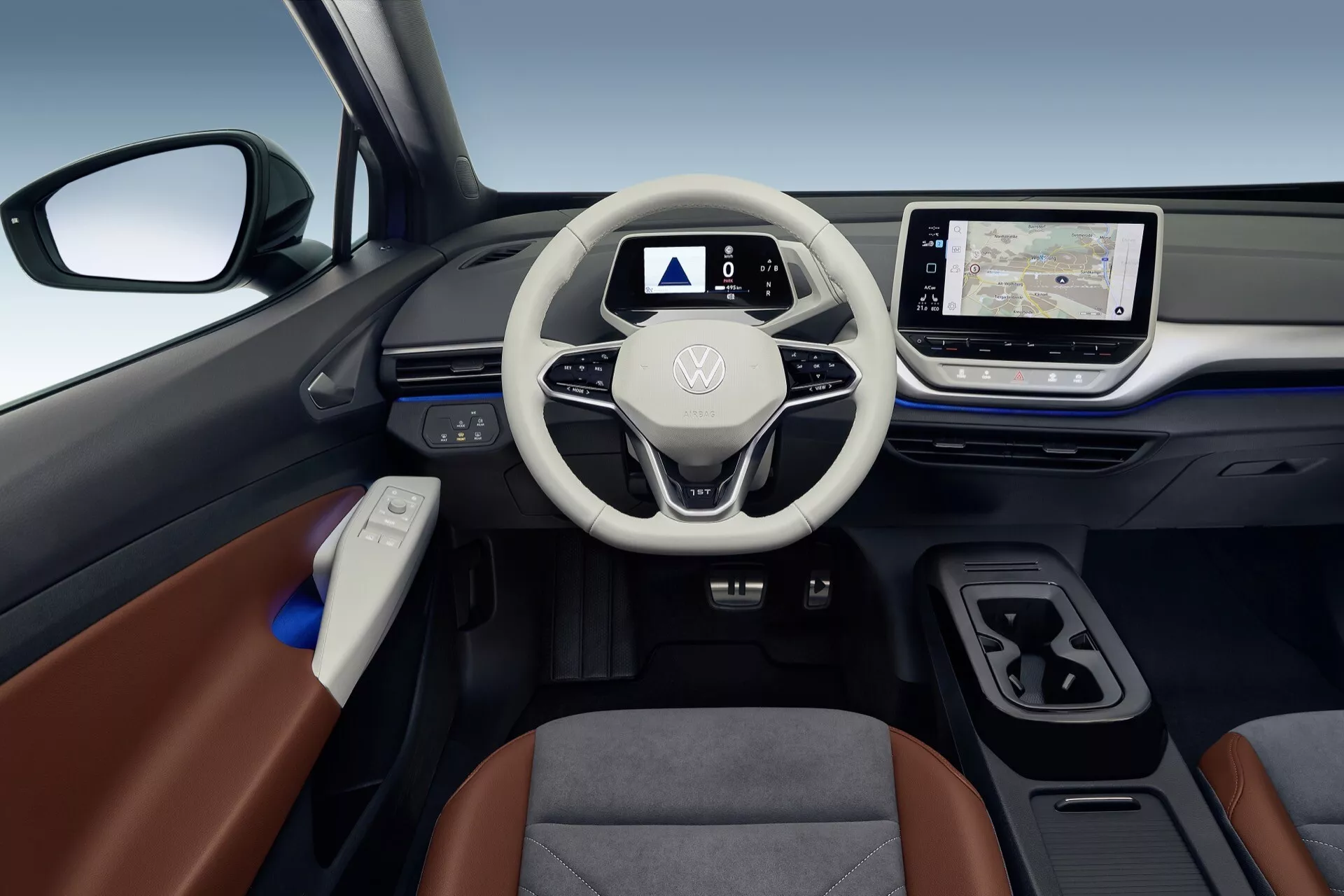 Interiörvy av VW ID.4 2020 (1:a generationen) som visar instrumentbrädan, multifunktionsratten och det moderna infotainmentsystemet från baksätets perspektiv