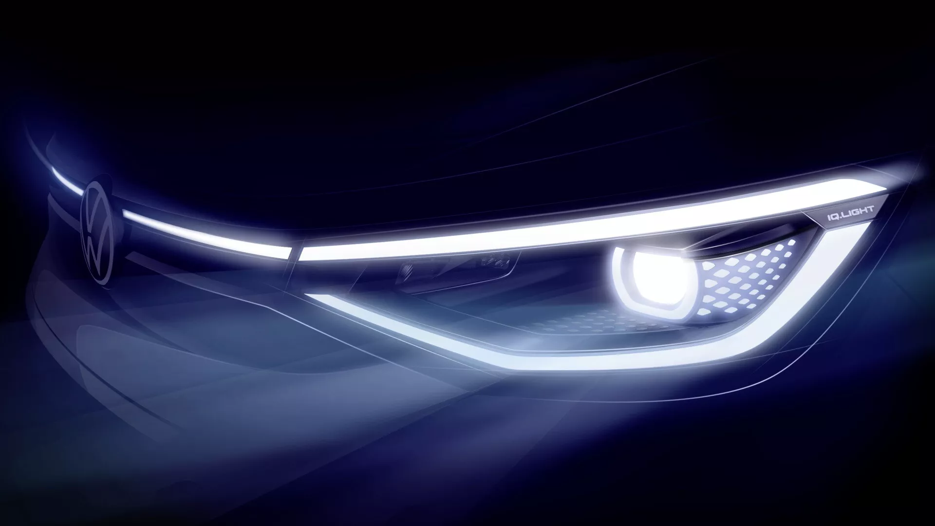 Närbild av vänster strålkastare på VW ID.4 första generationen 2020 med LED-teknik, inklusive huvudstrålkastare, dagtidsljus, blinkers och adaptiva ljuselement i en slank bilsdesign.