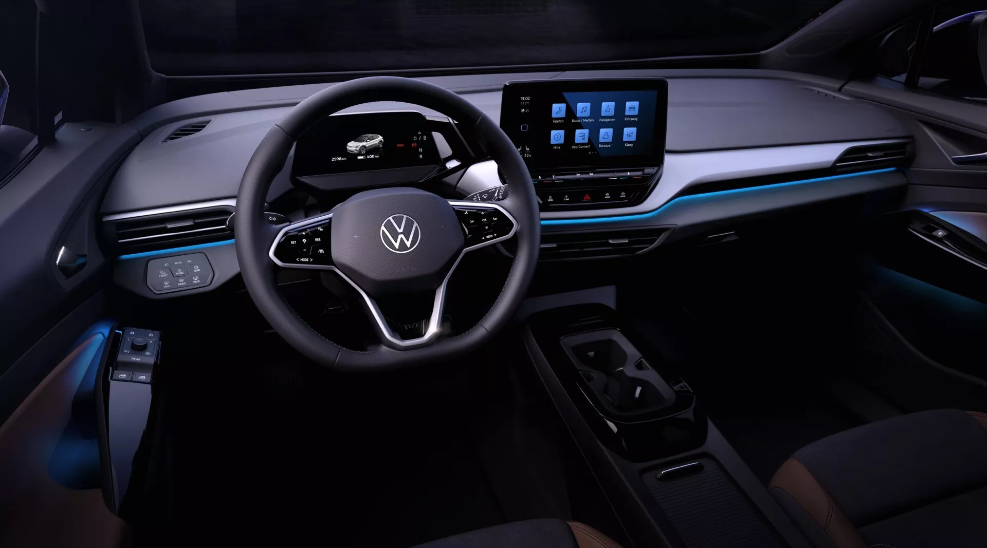 Interiörvy av en Volkswagen ID.4 2020 från förarens perspektiv med fokus på instrumentbrädan, ratten med Volkswagen-logotyp och multifunktionsknappar, digital instrumentpanel, stor pekskärmsinfotainmentsystem, snygg instrumentbräda med omgivningsbelysning, minimalistisk klimatkontroll och shift-by-wire växelväljare.