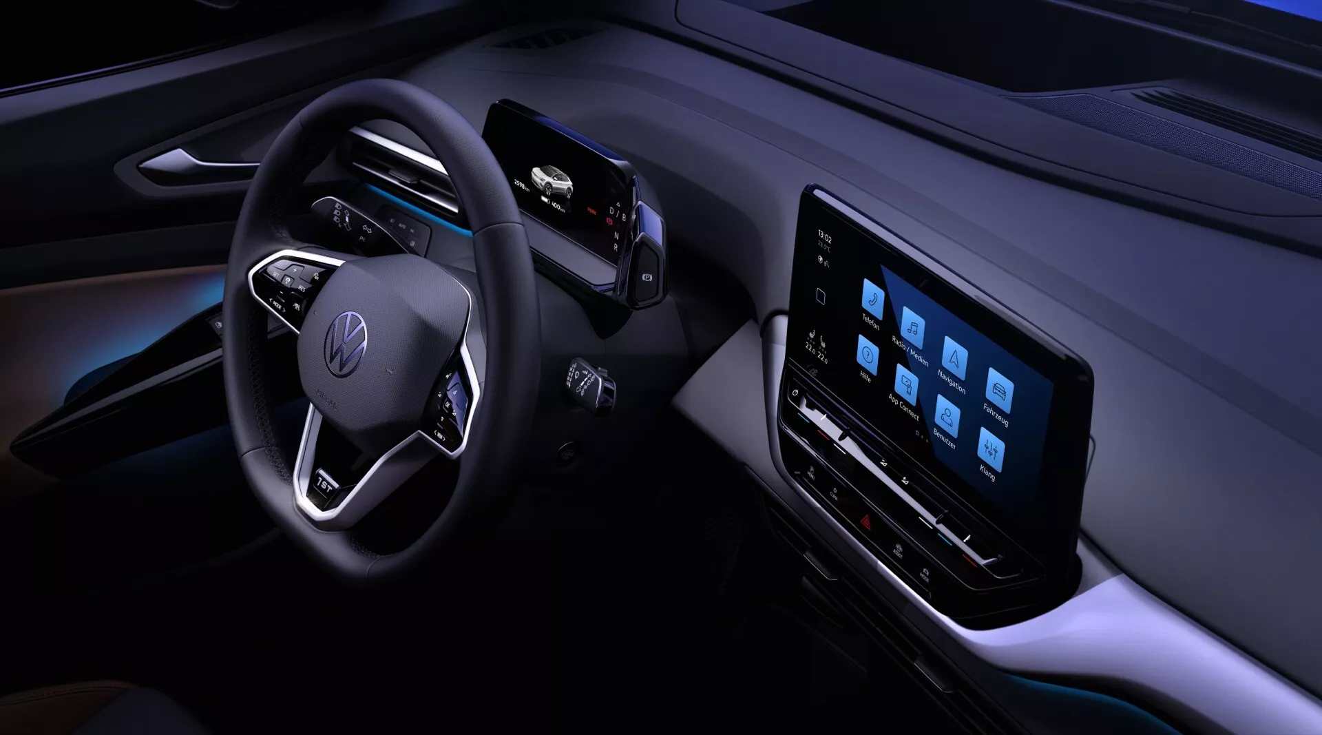 Interiörvy av VW ID.4 1:a generationen från förarsidan, som visar en vidvinkelvy av ratten med integrerade kontroller, digital instrumentpanel, stort pekskärm för infotainment, eleganta luftkonditioneringsventiler, och en blandning av fysiska och digitala klimatkontroller mot en bakgrund av omgivningsbelysning och en blandning av premiummaterial