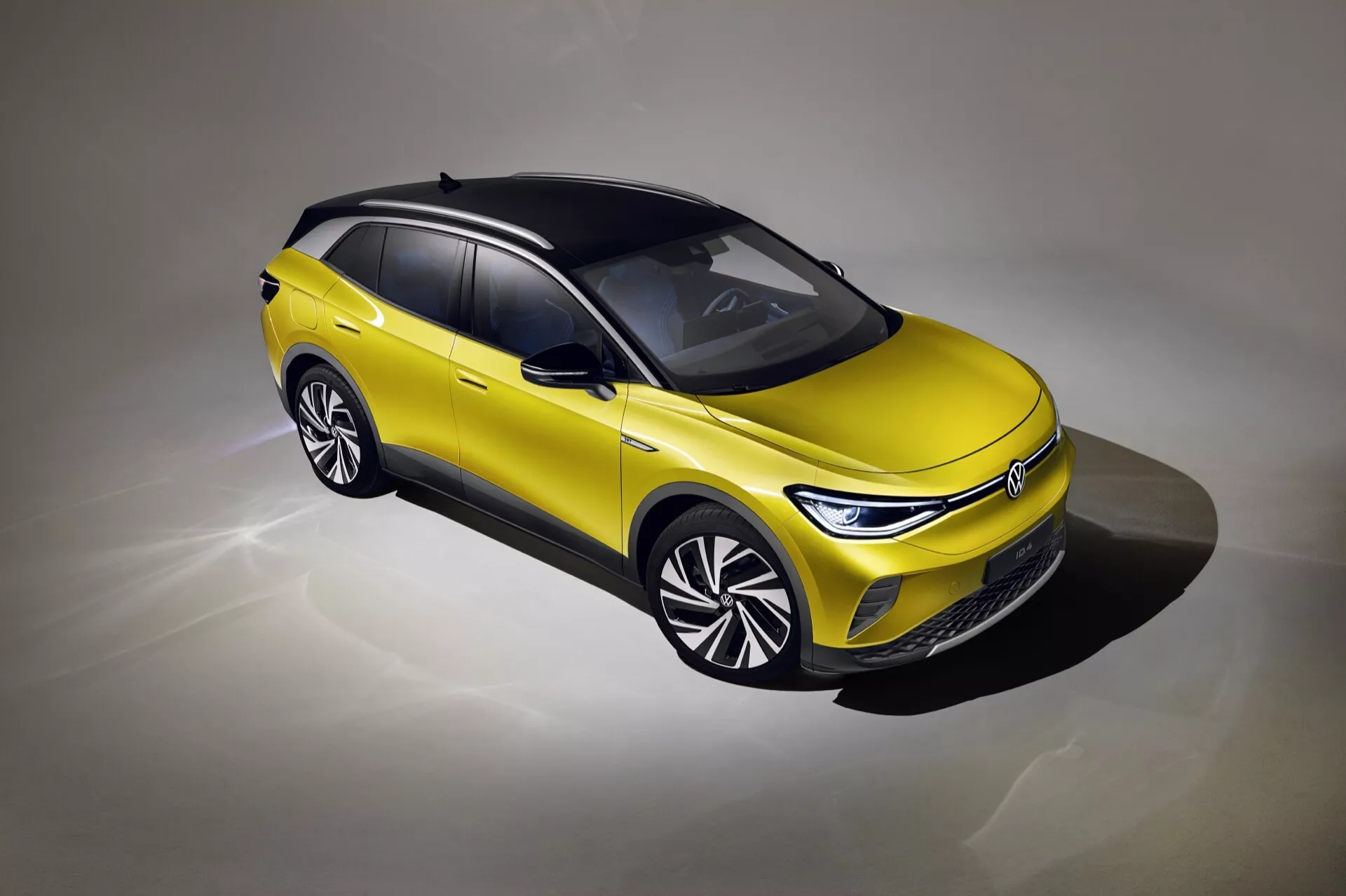 2020 års Volkswagen ID.4 första generationen visar en slank modern design med tvåtonig lack, avancerade LED-strålkastare och aerodynamiska flerspakiga hjul från en hög tredjedelsvy, framhäver miljövänliga elbilsfunktioner och lyxalternativ som ett panoramasoltak