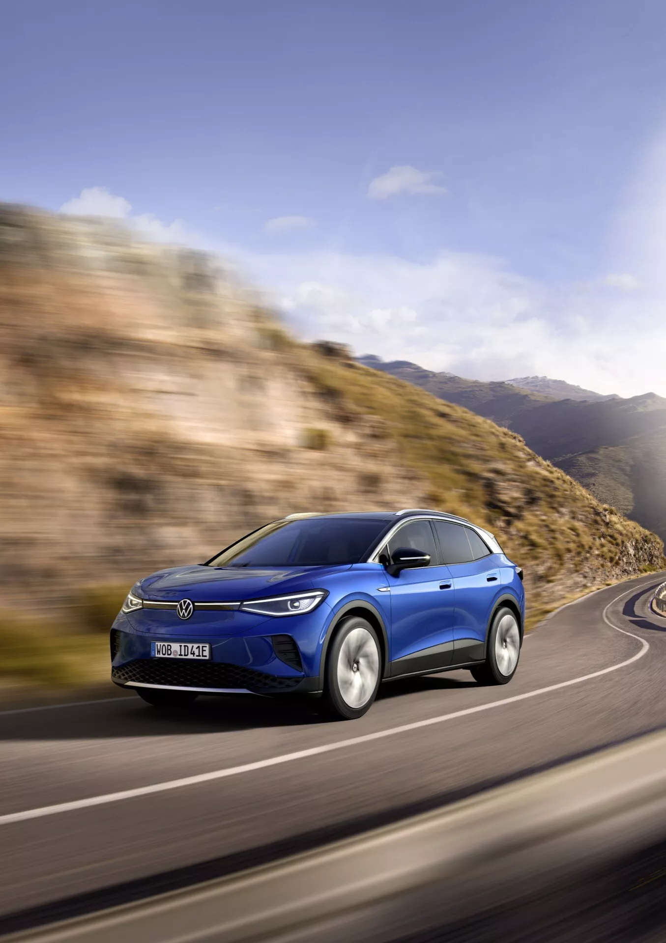 2020 Volkswagen ID.4 första generationen i slående silver, som visar upp sin eleganta design, aerodynamiska kaross och innovativa elteknik