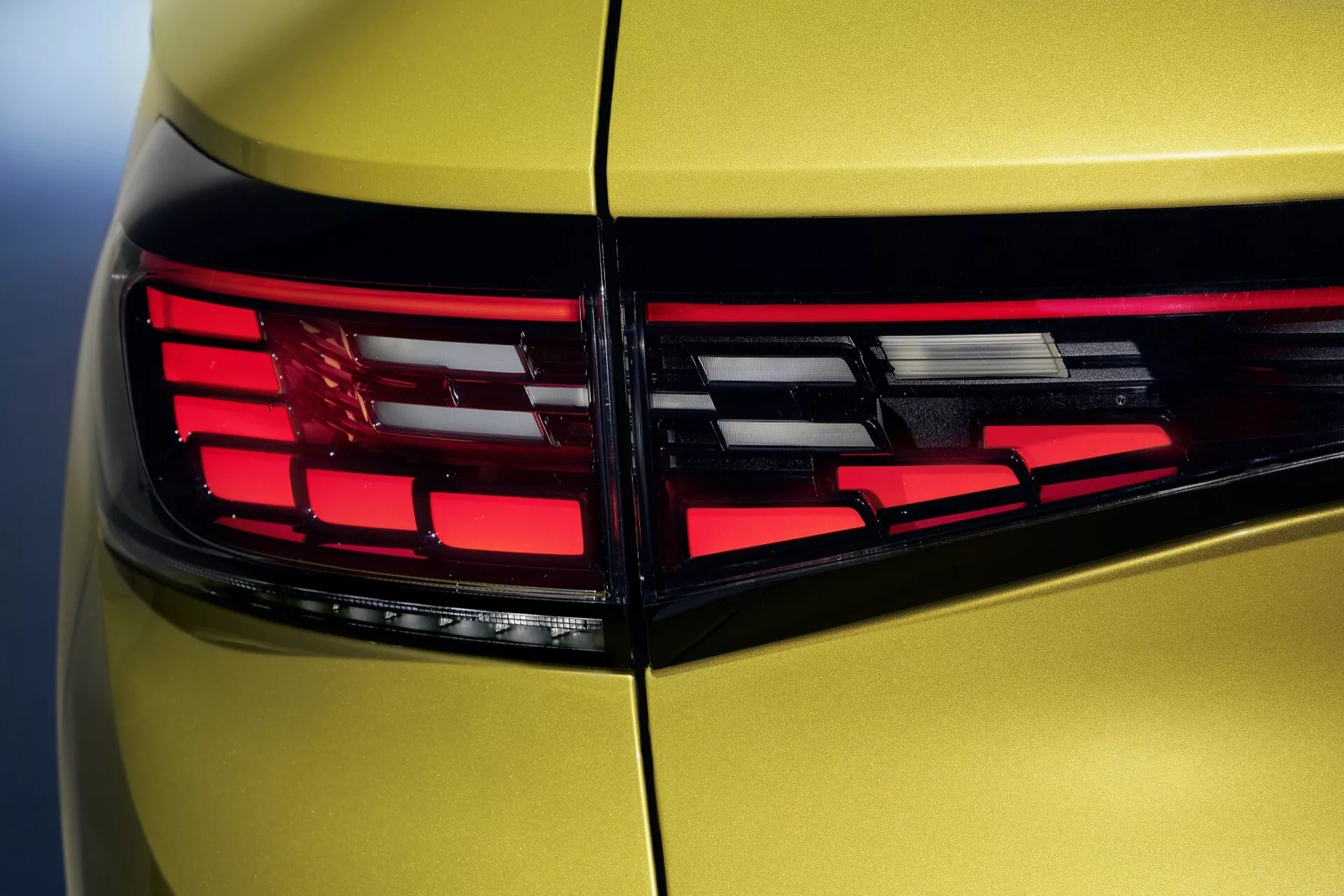 Närbild av VW ID4 2020s bakre kvartsida som visar LED-bakljus och metallicmålning från ett trekvarts bakre vinkel, betonar modern belysningsteknik och aerodynamisk design