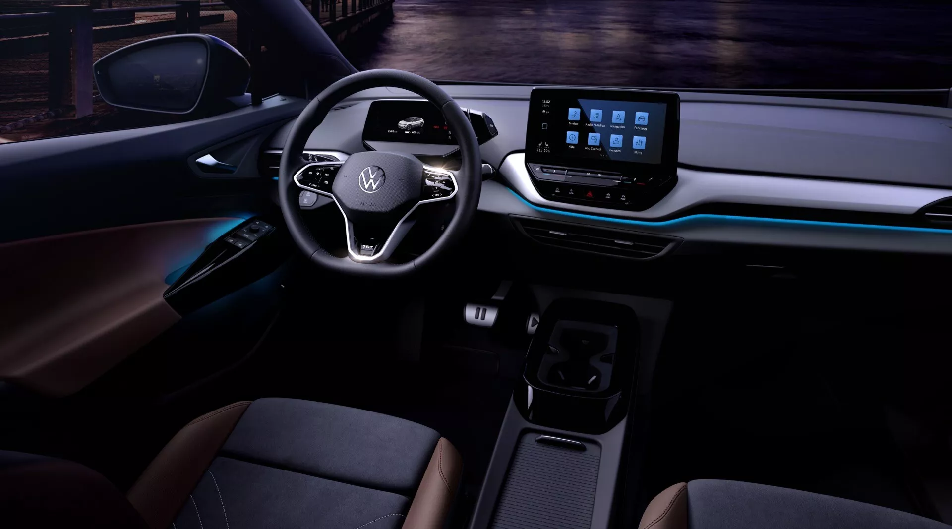 Interiörvy av VW ID4 2020 som visar instrumentbrädan och främre kabinutrymmet med en modern ratt, digital instrumentpanel, pekskärmsinfotainmentsystem och minimalistisk mittkonsol från ett perspektiv av att stiga in på passagerarsidan