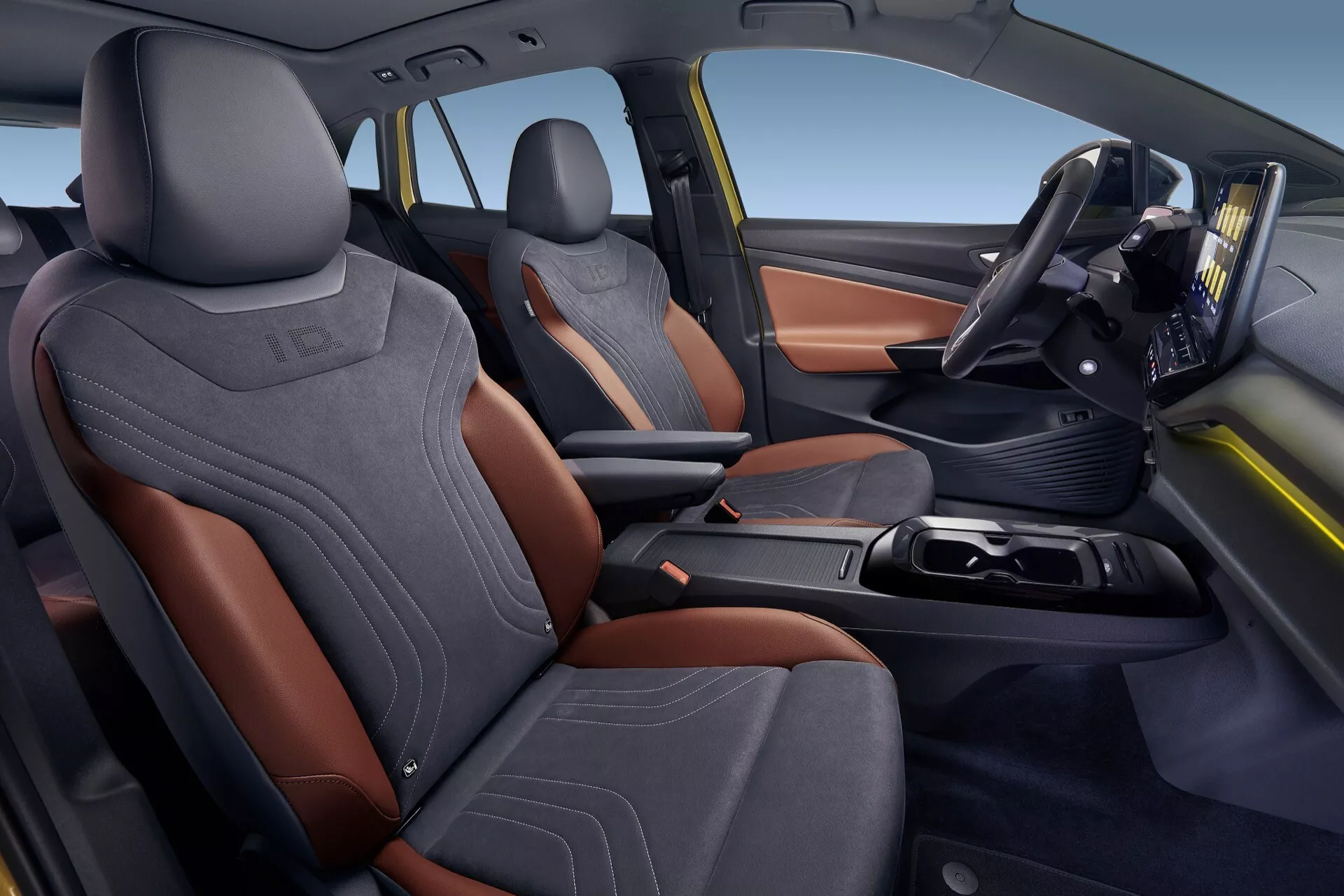 Interiörvy av en Volkswagen ID.4 2020 som visar modern framkabinsdesign, sportiga ergonomiska säten och avancerad instrumentbrädans teknologi