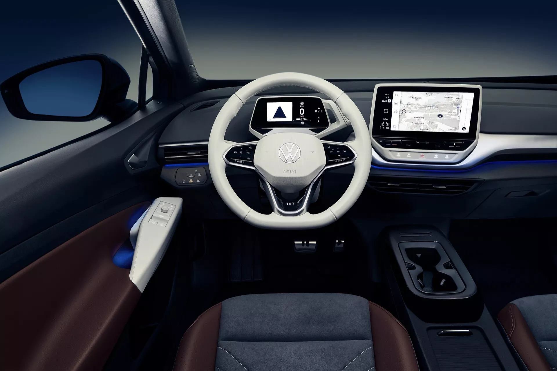 Interiörvy av en VW ID.4 första generationen 2020, med fokus på instrumentbrädan, ratten med Volkswagen-logotypen, digital instrumentkluster och pekskärmsinfotainmentsystem med navigering, vid sidan av en minimalistisk mittkonsol och dörrpaneler med omgivningsbelysning som indikerar premiumkvalitet och modernitet