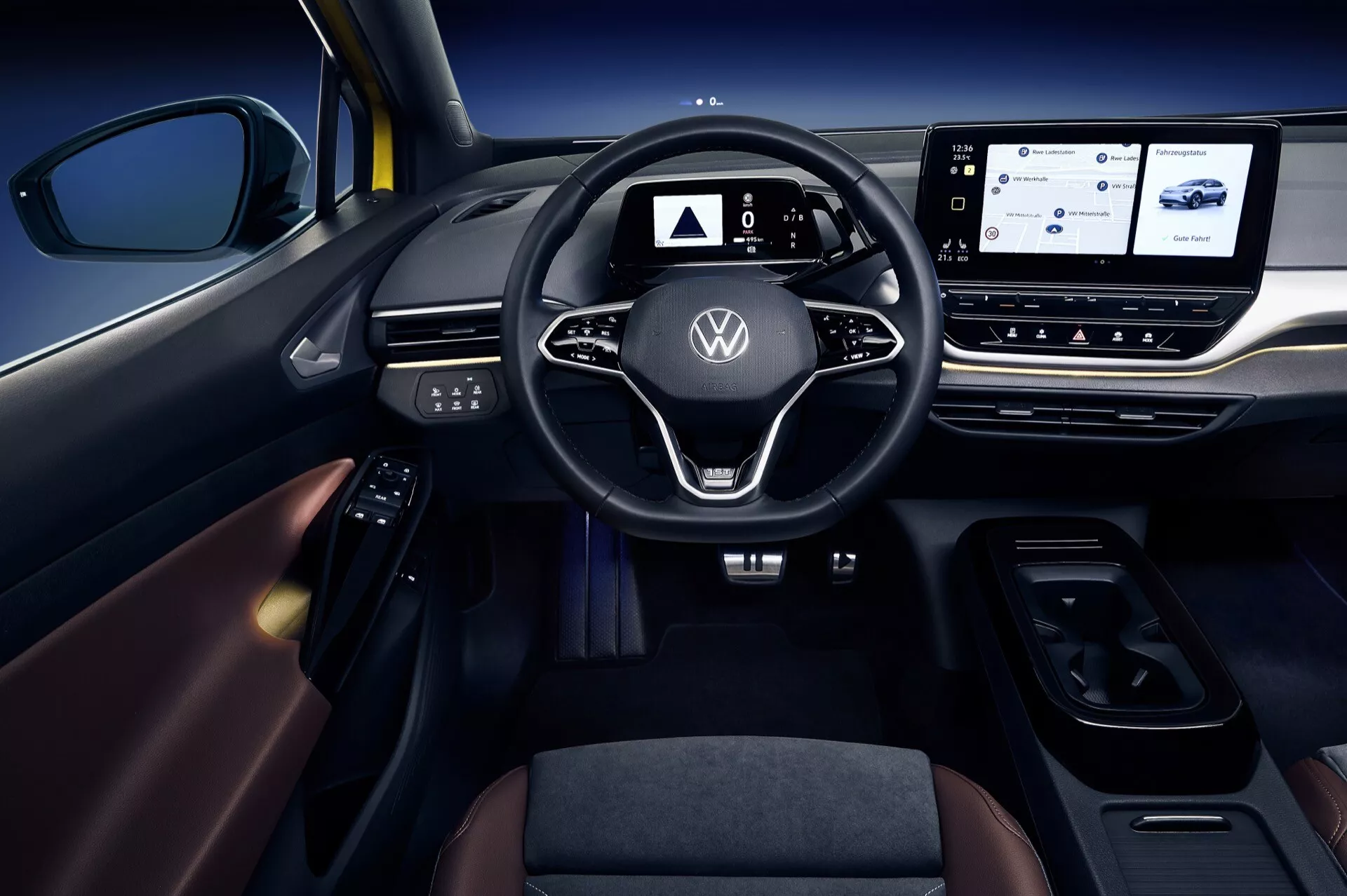 Interiörvy av en Volkswagen ID.4 1:a generationen 2020, framhäver multifunktionsratten, digital instrumentbräda, pekskärmsunderhållningssystem och premiummaterialdesign.