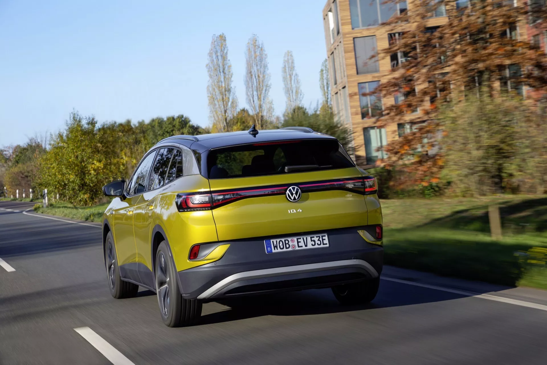 VW ID4 1:a generationen 2020 i rörelse, som visar aerodynamisk silhuett, LED-bakljus och miljövänliga designfunktioner på en stads väg.