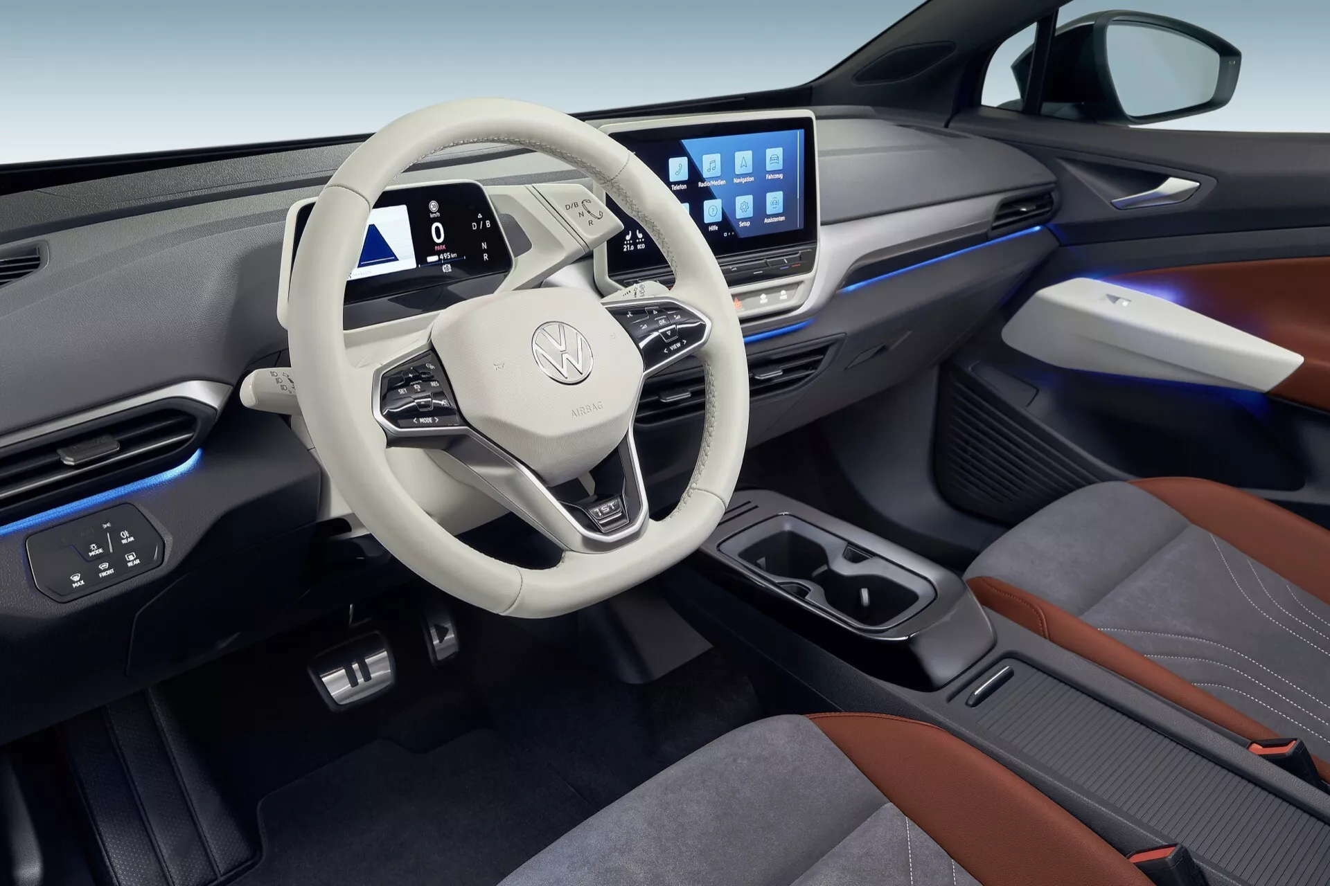 Modernt interiör i VW ID.4 första generationen 2020 med en minimalistisk ratt med logotyp, helt digital instrumentbräda, stort pekskärmsinfotainmentsystem, oclutterad mittkonsol, högkvalitativa tygsäten med kontrastsömmar, samtida design med stämningsbelysning och avancerade tekniska funktioner som röstkommando och anslutningsalternativ.