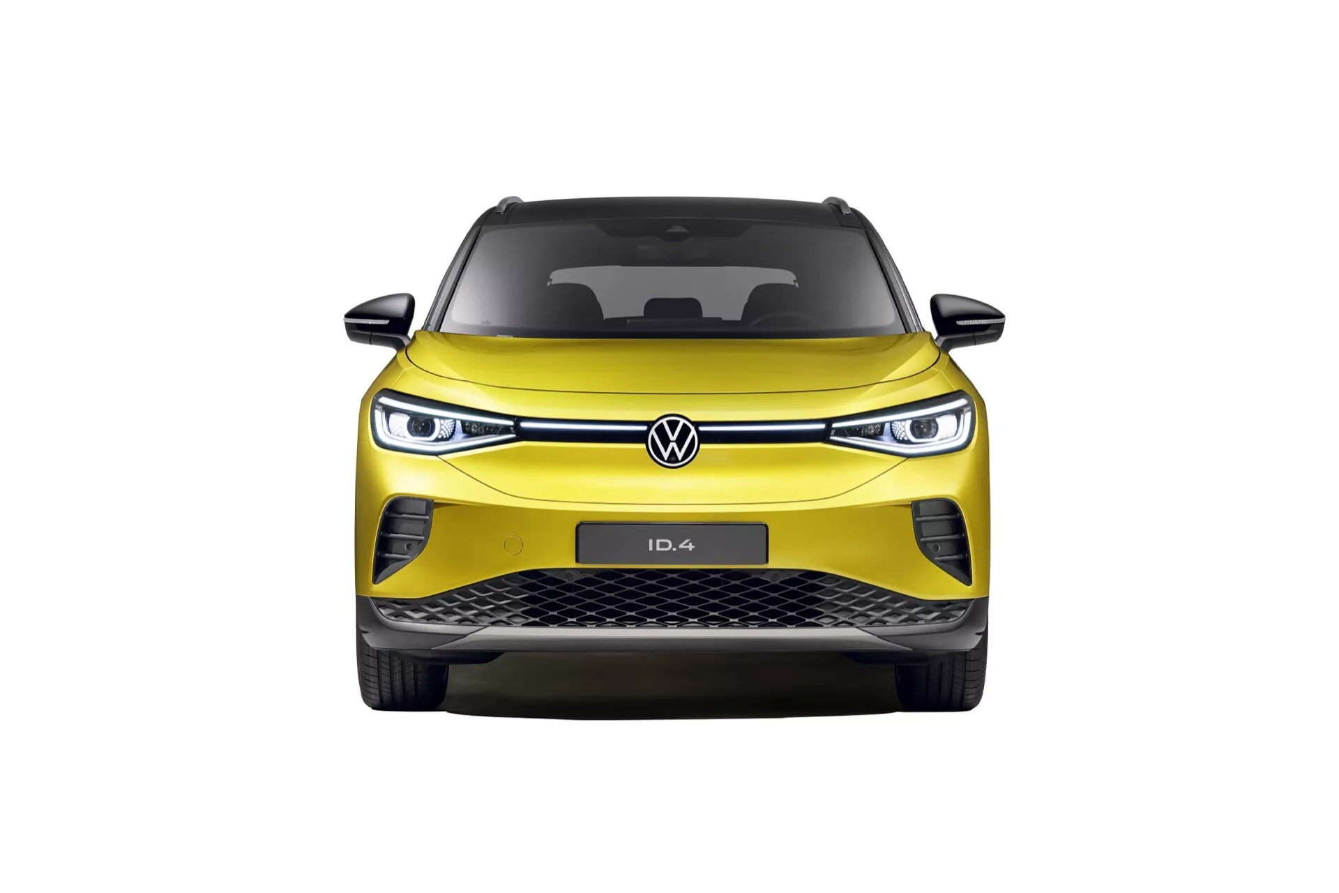 Framifrån vy av en gul 2020 VW ID4 1:a generationens elbil som visar hela grillen fram, huven, slanka LED-strålkastare och den främre stötfångaren med luftintag, emblemisk för modern elektrisk bilsdesign, mot en professionell studiobakgrund