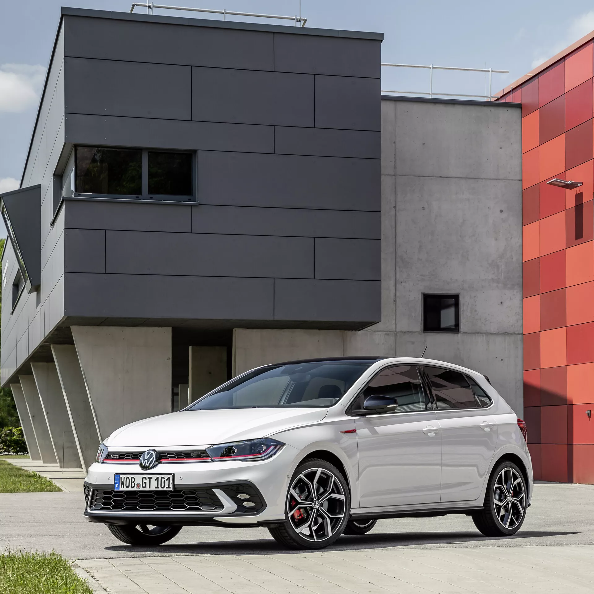 VW Polo 2021 VI-facelift, elegant design med moderna strålkastare och polerade lättmetallfälgar